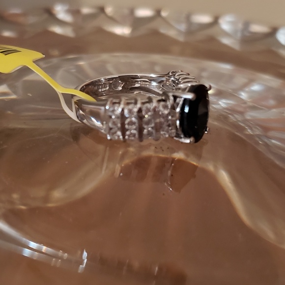 Beautiful Black Sapphire - Picture 2 of 4